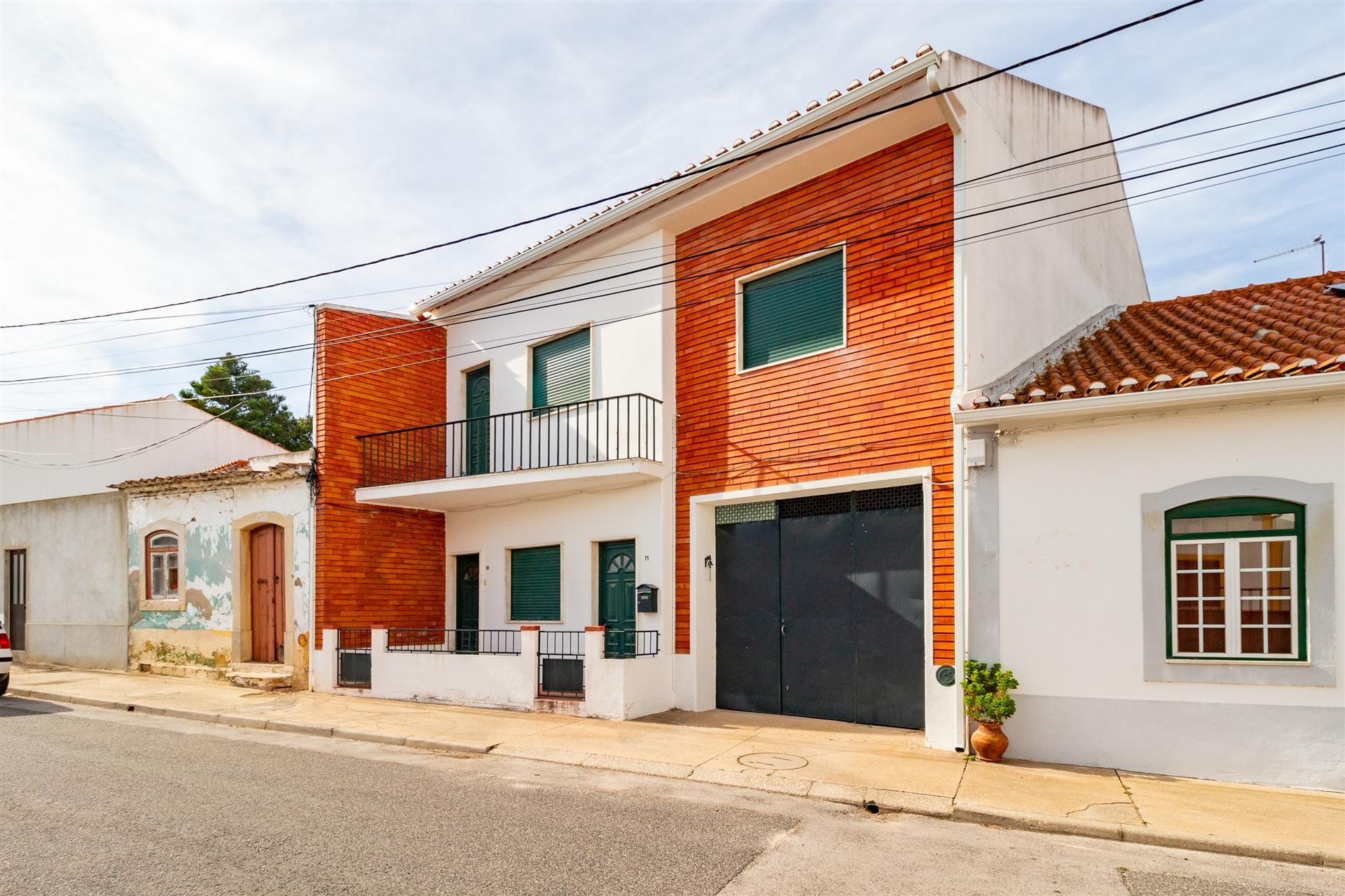 Moradia T5 em Terreno de 410 m² com logradouro e 10 boxes para cavalos - Golegã, Santarém