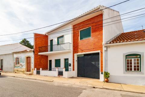 Moradia T5 em Terreno de 410 m² com logradouro e 10 boxes para cavalos - Golegã, Santarém