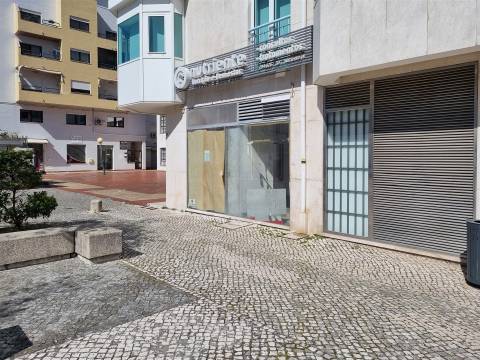 Arrenda-se Loja em Leiria com localização privilegiada!