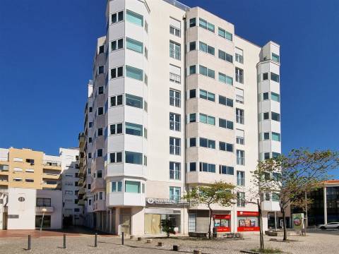 Arrenda-se Loja em Leiria com localização privilegiada!