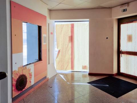 Arrenda-se Loja em Leiria com localização privilegiada!