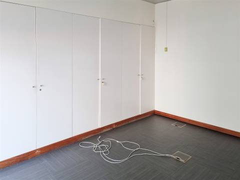 Arrenda-se Loja em Leiria com localização privilegiada!