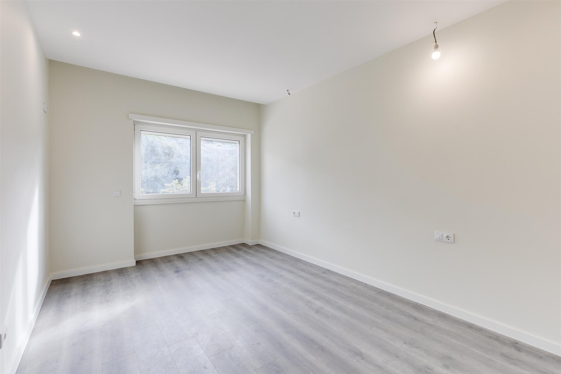 Apartamento T2 Totalmente Remodelado em Sacavém – Moderno, Luminoso e Pronto a Habitar