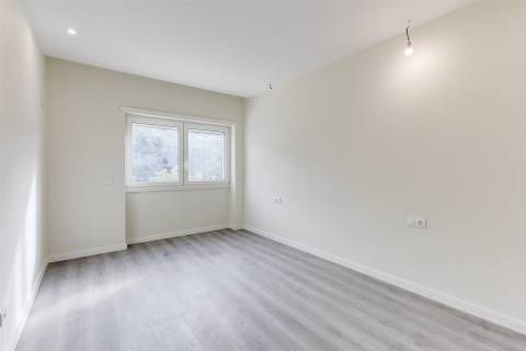 Apartamento T2 Totalmente Remodelado em Sacavém – Moderno, Luminoso e Pronto a Habitar