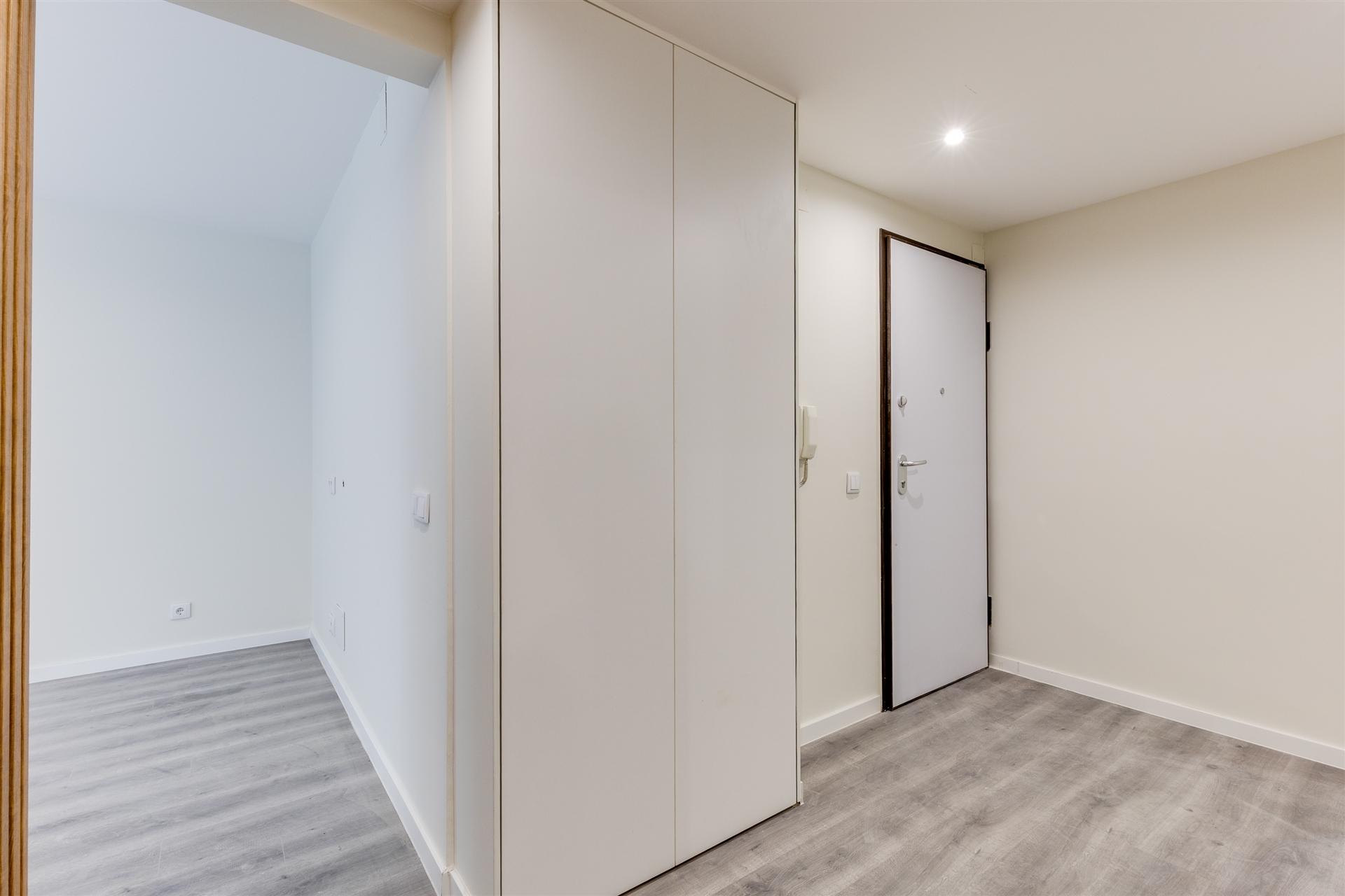 Apartamento T2 Totalmente Remodelado em Sacavém – Moderno, Luminoso e Pronto a Habitar