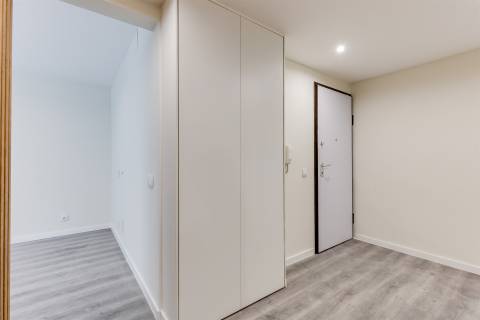 Apartamento T2 Totalmente Remodelado em Sacavém – Moderno, Luminoso e Pronto a Habitar