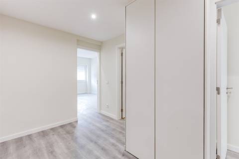 Apartamento T2 Totalmente Remodelado em Sacavém – Moderno, Luminoso e Pronto a Habitar