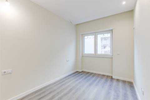 Apartamento T2 Totalmente Remodelado em Sacavém – Moderno, Luminoso e Pronto a Habitar