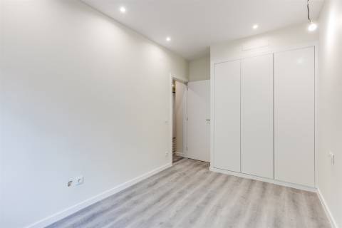Apartamento T2 Totalmente Remodelado em Sacavém – Moderno, Luminoso e Pronto a Habitar