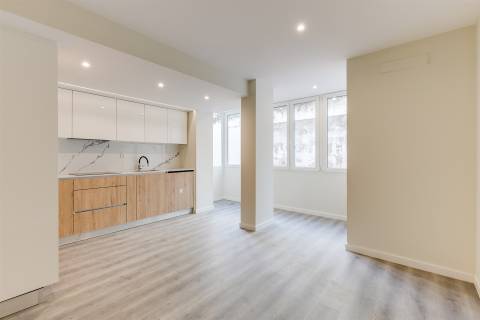 Apartamento T2 Totalmente Remodelado em Sacavém – Moderno, Luminoso e Pronto a Habitar