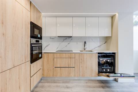 Apartamento T2 Totalmente Remodelado em Sacavém – Moderno, Luminoso e Pronto a Habitar