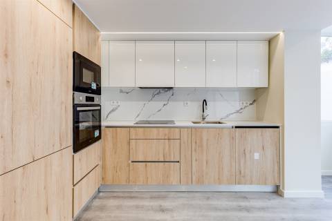 Apartamento T2 Totalmente Remodelado em Sacavém – Moderno, Luminoso e Pronto a Habitar