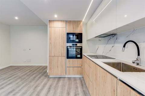 Apartamento T2 Totalmente Remodelado em Sacavém – Moderno, Luminoso e Pronto a Habitar