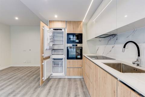 Apartamento T2 Totalmente Remodelado em Sacavém – Moderno, Luminoso e Pronto a Habitar