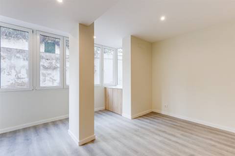 Apartamento T2 Totalmente Remodelado em Sacavém – Moderno, Luminoso e Pronto a Habitar