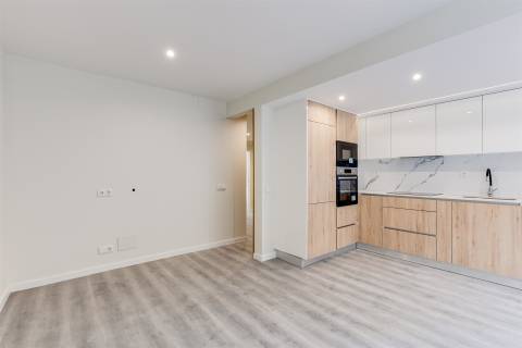 Apartamento T2 Totalmente Remodelado em Sacavém – Moderno, Luminoso e Pronto a Habitar