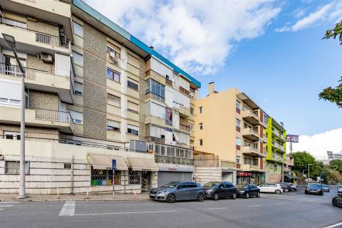 Apartamento T2 Totalmente Remodelado em Sacavém – Moderno, Luminoso e Pronto a Habitar