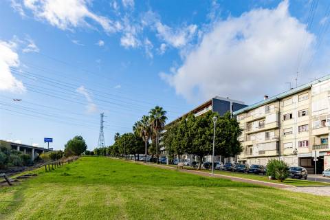 Apartamento T2 Totalmente Remodelado em Sacavém – Moderno, Luminoso e Pronto a Habitar