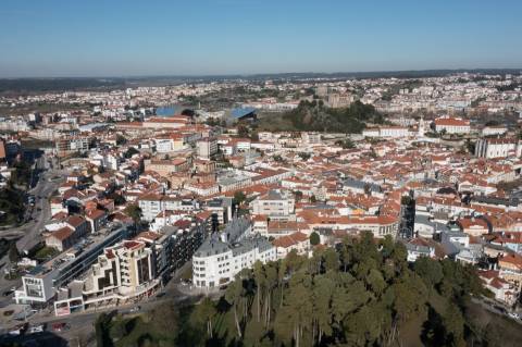 Apartamento T2 de Arquitetura Contemporânea no Coração de Leiria