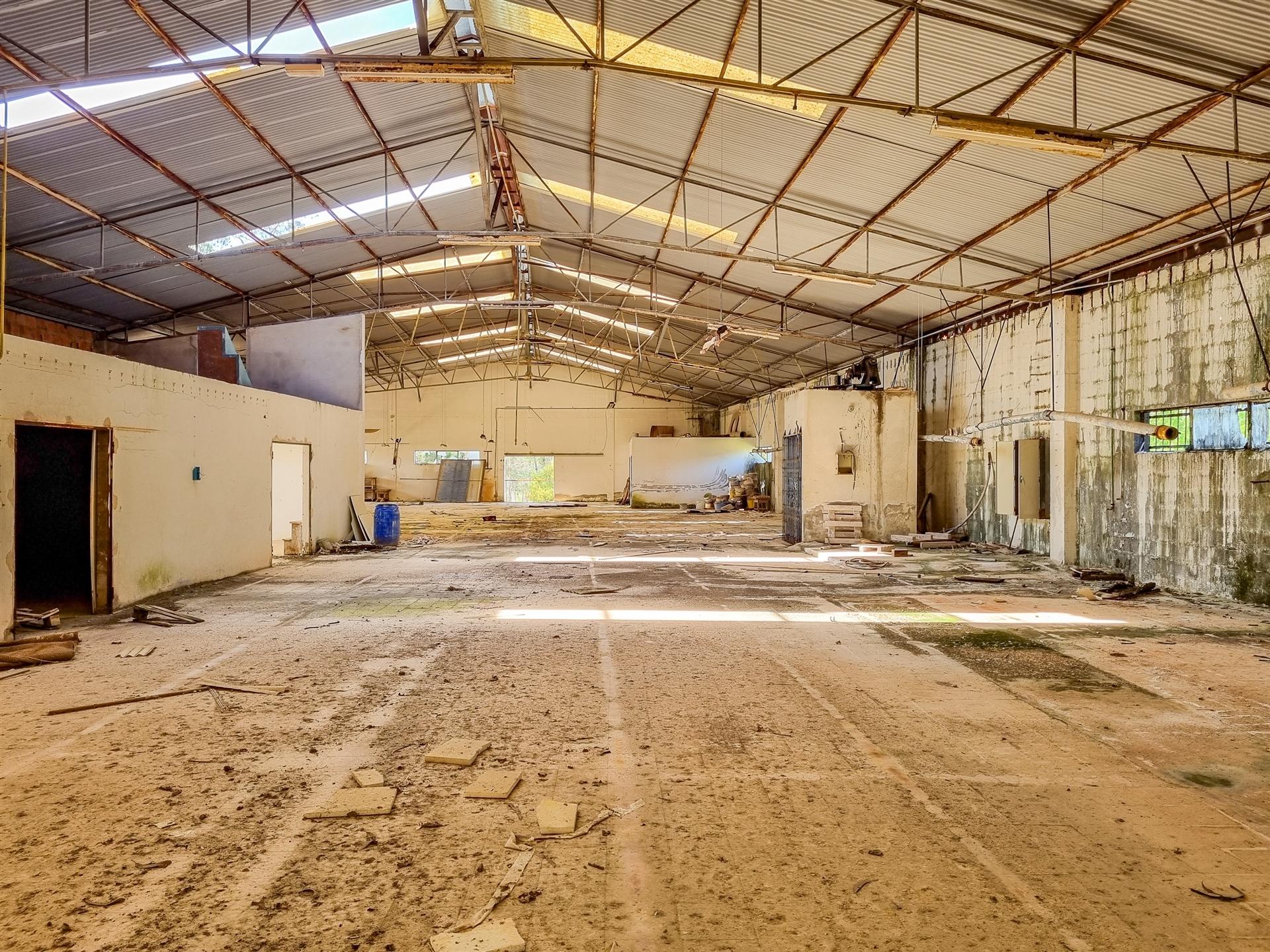 Armazém destinado a Indústria e Armazém – Macieirinha, Leiria