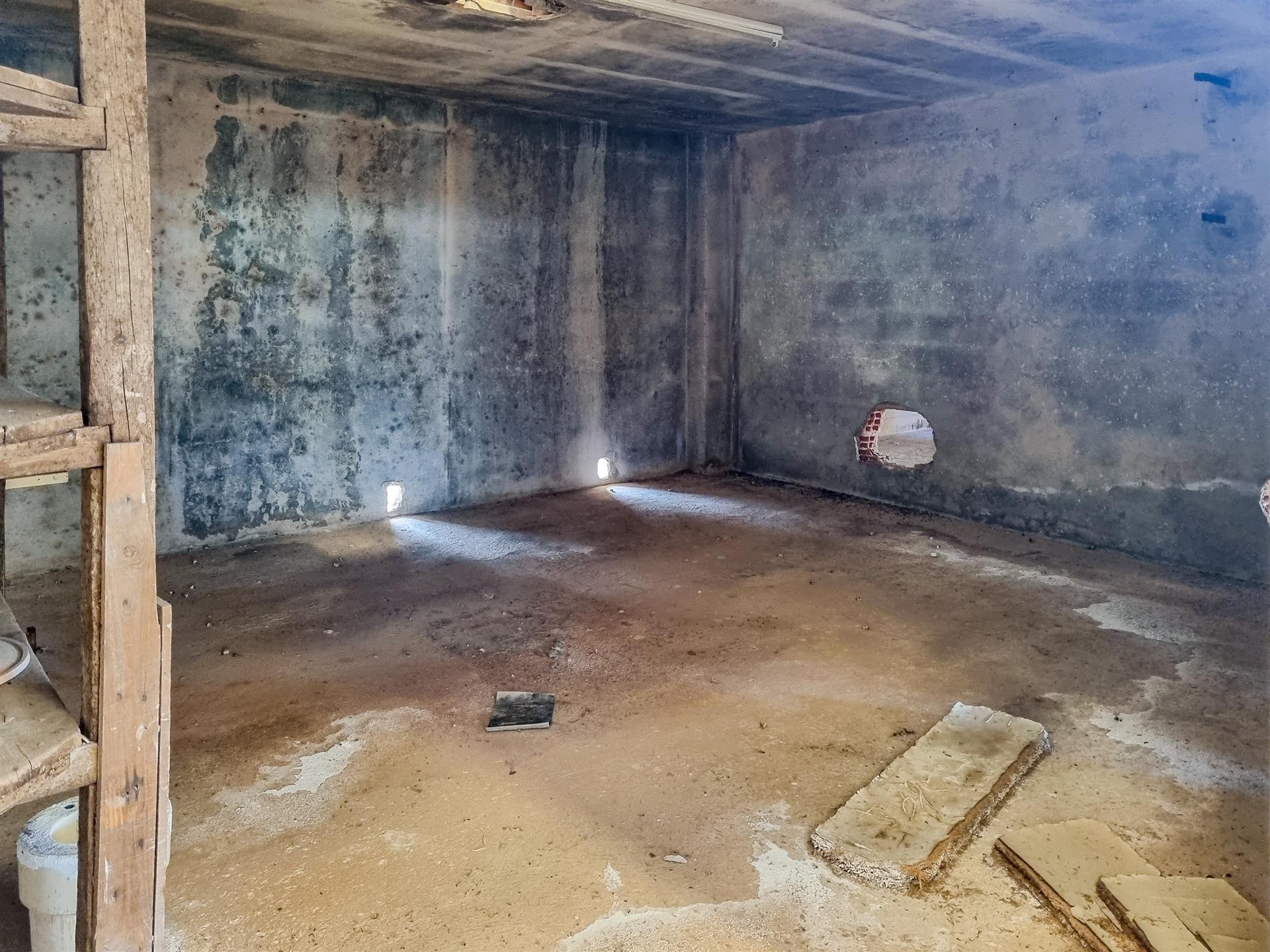 Armazém destinado a Indústria e Armazém – Macieirinha, Leiria