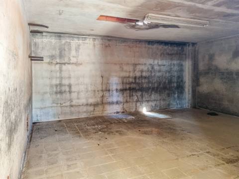 Armazém destinado a Indústria e Armazém – Macieirinha, Leiria