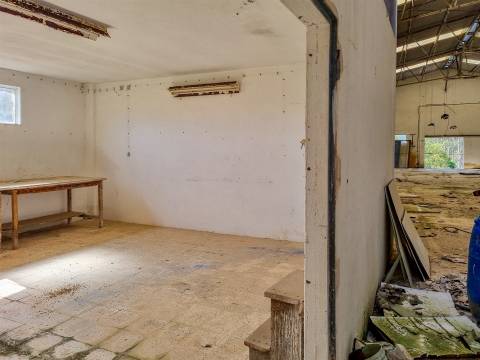 Armazém destinado a Indústria e Armazém – Macieirinha, Leiria