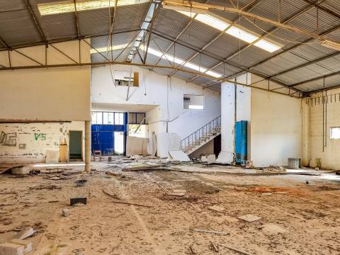 Armazém destinado a Indústria e Armazém – Macieirinha, Leiria
