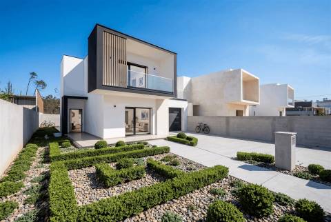 Moradia T4 NOVA em Maceira, Leiria