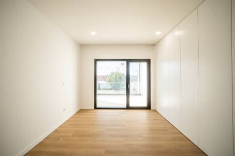 Moradia T4 NOVA em Maceira, Leiria