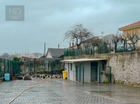 Moradia T3+1 renovada próxima do metro de  Vilar de Andorinho