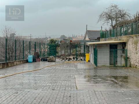 Moradia T3+1 renovada próxima do metro de  Vilar de Andorinho