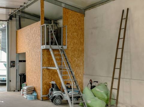 Moradia T3+1 renovada próxima do metro de  Vilar de Andorinho