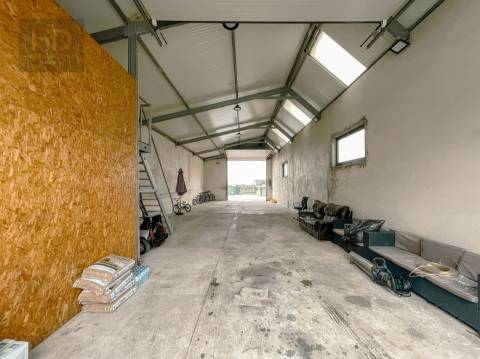 Moradia T3+1 renovada próxima do metro de  Vilar de Andorinho