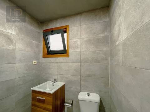 Moradia T3+1 renovada próxima do metro de  Vilar de Andorinho