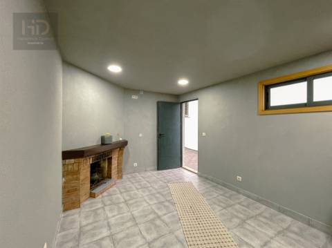 Moradia T3+1 renovada próxima do metro de  Vilar de Andorinho