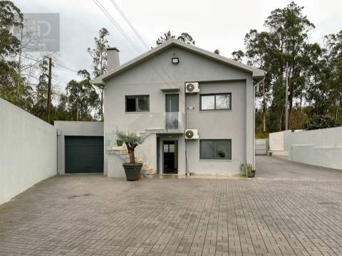 Moradia T3+1 renovada próxima do metro de  Vilar de Andorinho