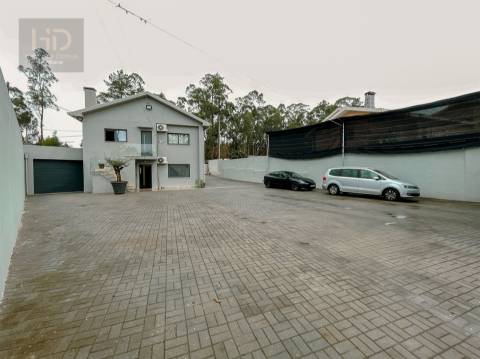 Moradia T3+1 renovada próxima do metro de  Vilar de Andorinho