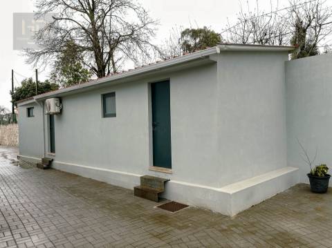 Moradia T3+1 renovada próxima do metro de  Vilar de Andorinho