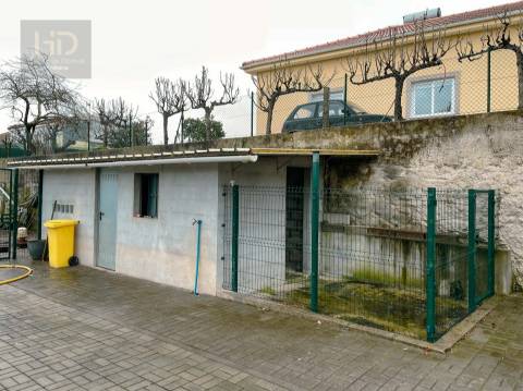 Moradia T3+1 renovada próxima do metro de  Vilar de Andorinho