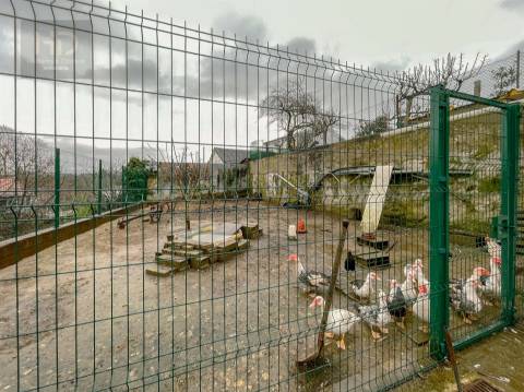 Moradia T3+1 renovada próxima do metro de  Vilar de Andorinho