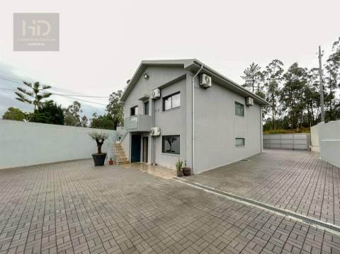 Moradia T3+1 renovada próxima do metro de  Vilar de Andorinho