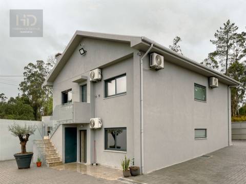 Moradia T3+1 renovada próxima do metro de  Vilar de Andorinho