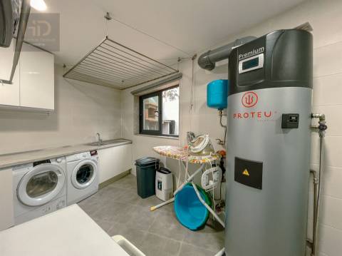 Moradia T3+1 renovada próxima do metro de  Vilar de Andorinho