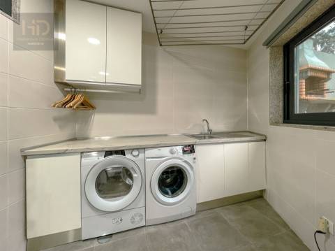 Moradia T3+1 renovada próxima do metro de  Vilar de Andorinho