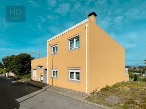 Moradia T3+1 de 4 frentes com 241m2 em Pedroso