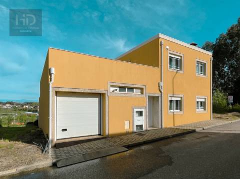 Moradia T3+1 de 4 frentes com 241m2 em Pedroso