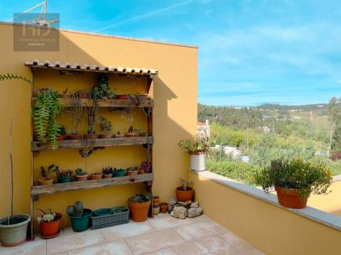 Moradia T3+1 de 4 frentes com 241m2 em Pedroso