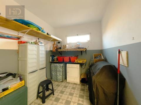 Moradia T3+1 de 4 frentes com 241m2 em Pedroso