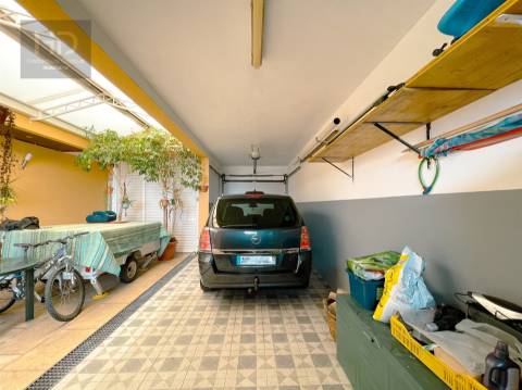 Moradia T3+1 de 4 frentes com 241m2 em Pedroso